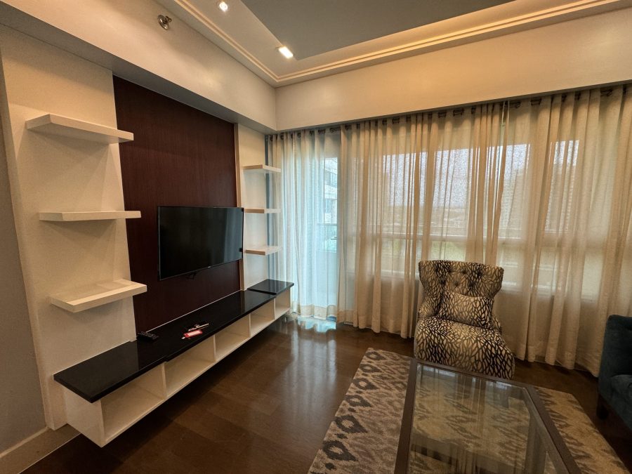 1BR Edades Rockwell Makati — 2