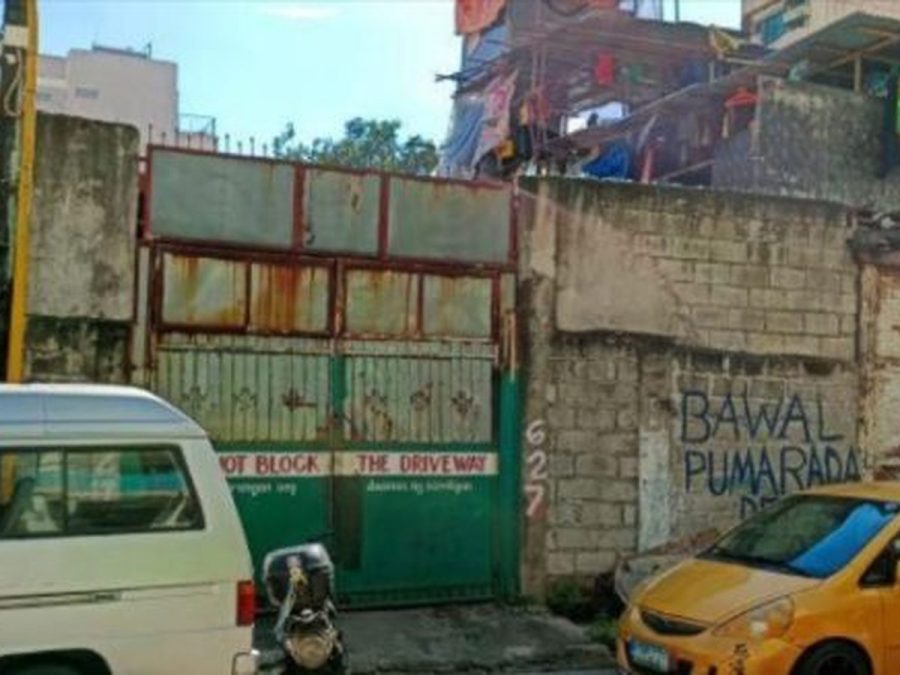 Gated yard and perimeter wall on an urban commercial lot